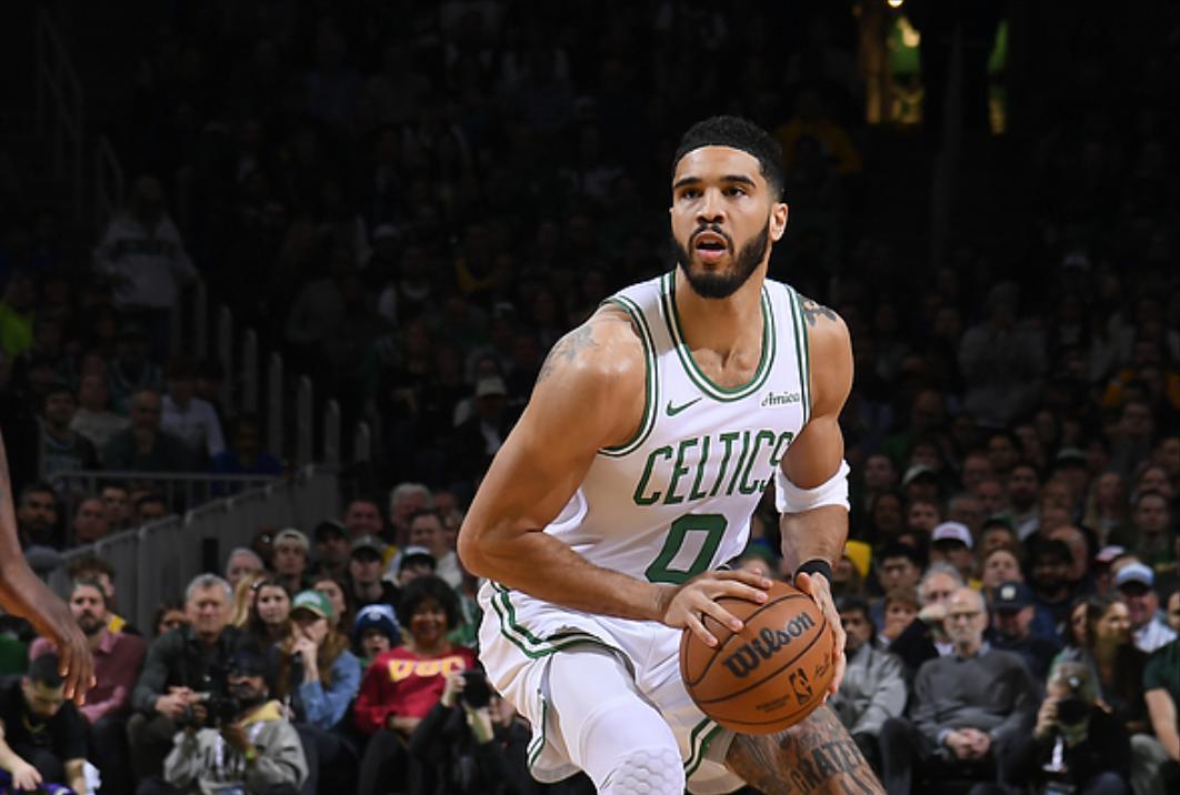 开云体育app-塔图姆重返赛场，重返赛场首场状态出色，塞尔维亚队观众沸腾！热度持续攀升的简单介绍-开云体育app